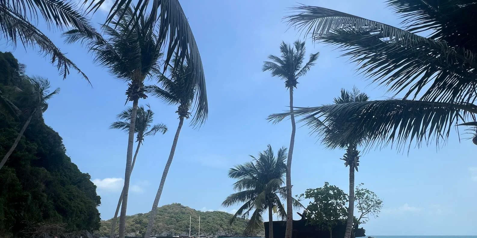 Kayaking adventure around the stunning limestone cliffs of Ang Thong